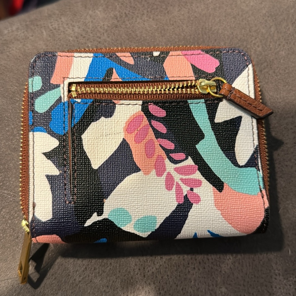Fossil floral print wallet. - Picture 2 of 5